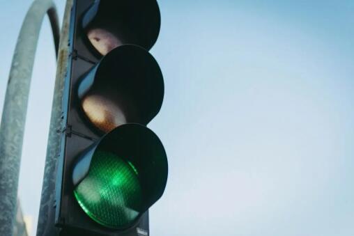十字路口信號燈一直“黃閃”，是壞了嗎？到底該不該停車？