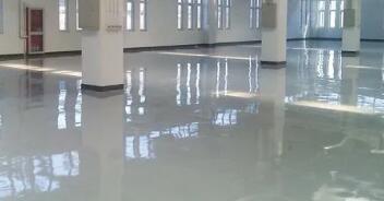 蘇州環(huán)氧地坪廠家，如何理解水泥基自流平砂漿?水泥基自流平地面是超平地面嗎？